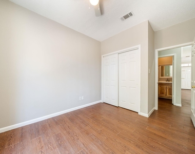 2300 Leon St - Photo Thumbnail 21