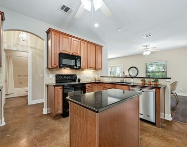 200 Oak Hollow Ln - Photo Thumbnail 3