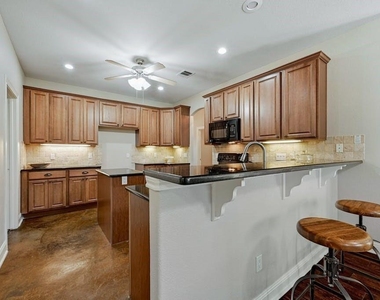 200 Oak Hollow Ln - Photo Thumbnail 19