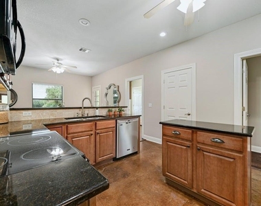 200 Oak Hollow Ln - Photo Thumbnail 4