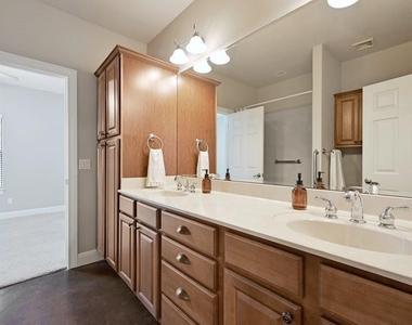 200 Oak Hollow Ln - Photo Thumbnail 26