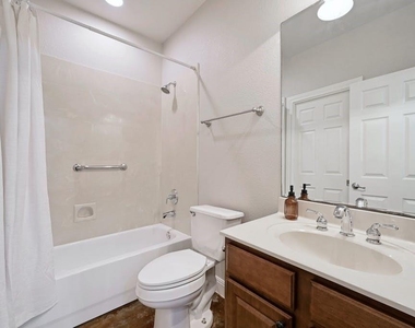 200 Oak Hollow Ln - Photo Thumbnail 23