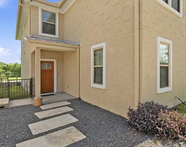 330 Howard Ln - Photo Thumbnail 3