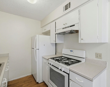 2319 Greenfield Pkwy - Photo Thumbnail 10
