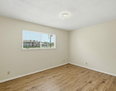 2319 Greenfield Pkwy - Photo Thumbnail 11