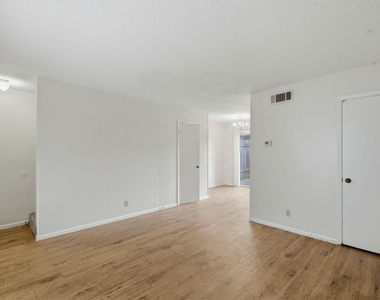2319 Greenfield Pkwy - Photo Thumbnail 6