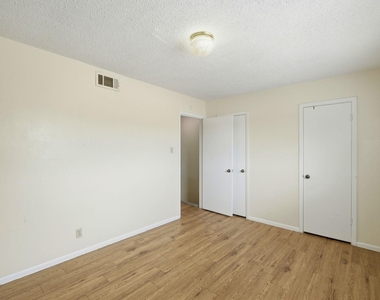 2319 Greenfield Pkwy - Photo Thumbnail 12