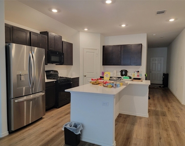100 Montego St - Photo Thumbnail 9