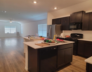 100 Montego St - Photo Thumbnail 8
