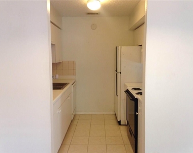 500 E Riverside Dr - Photo Thumbnail 2