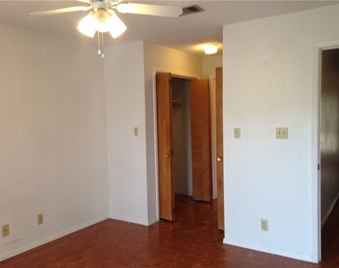 500 E Riverside Dr - Photo Thumbnail 14
