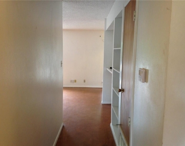 500 E Riverside Dr - Photo Thumbnail 8