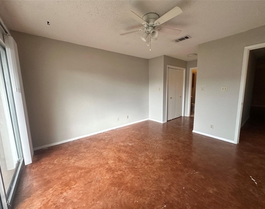 500 E Riverside Dr - Photo Thumbnail 12