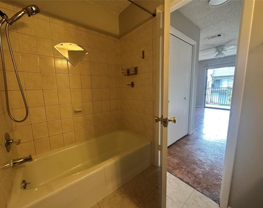 500 E Riverside Dr - Photo Thumbnail 17