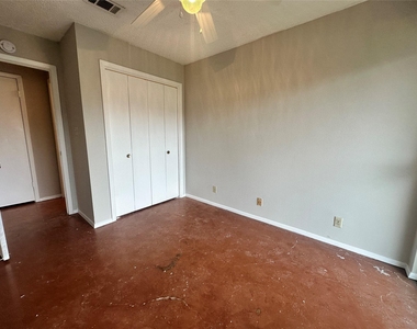 500 E Riverside Dr - Photo Thumbnail 19