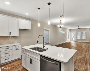 218 E 2nd Street - Photo Thumbnail 5