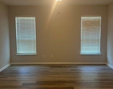 92008 Woodlawn Drive - Photo Thumbnail 11