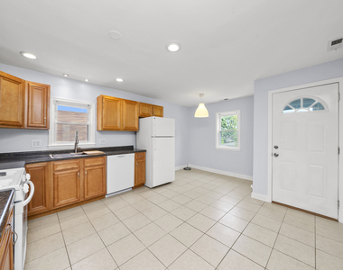 3055 N Nordica Avenue - Photo Thumbnail 7