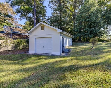 2325 Elmwood Circle Se - Photo Thumbnail 5