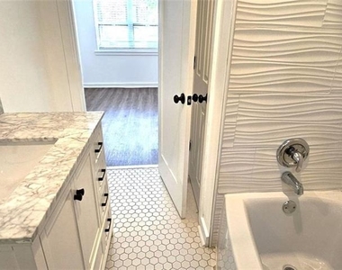 3230 W Shadowlawn Avenue Ne - Photo Thumbnail 6
