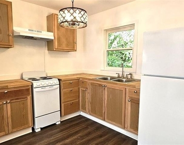 3230 W Shadowlawn Avenue Ne - Photo Thumbnail 2