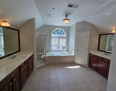 624 Maple Grove Way - Photo Thumbnail 12