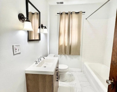 1632 N California Avenue - Photo Thumbnail 6