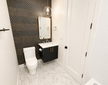 1653 W Division Street - Photo Thumbnail 7