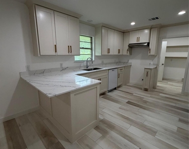1704 Jones Street - Photo Thumbnail 12
