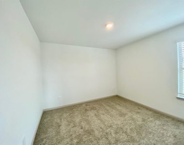 1515 Wells Manor Lane - Photo Thumbnail 15