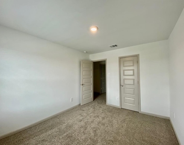 1515 Wells Manor Lane - Photo Thumbnail 13