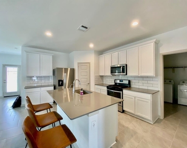 1515 Wells Manor Lane - Photo Thumbnail 4