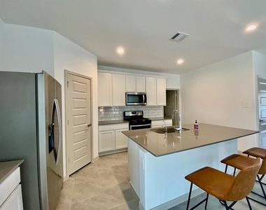 1515 Wells Manor Lane - Photo Thumbnail 5