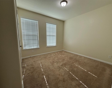 5522 Carlisle Ave - Photo Thumbnail 2