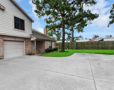 7821 Theissetta Drive - Photo Thumbnail 2