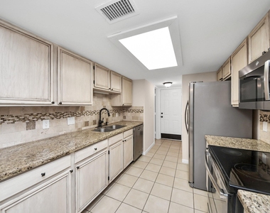 7821 Theissetta Drive - Photo Thumbnail 8