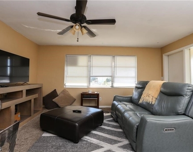 4901 Victoria Drive - Photo Thumbnail 9