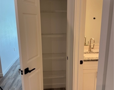 1530 Gilbert Ave S - Photo Thumbnail 4