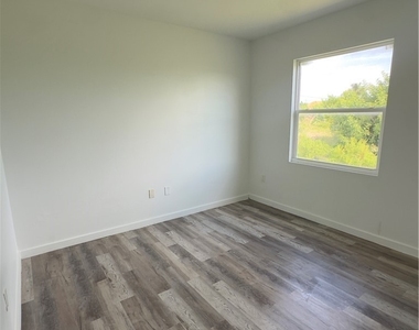 1530 Gilbert Ave S - Photo Thumbnail 8