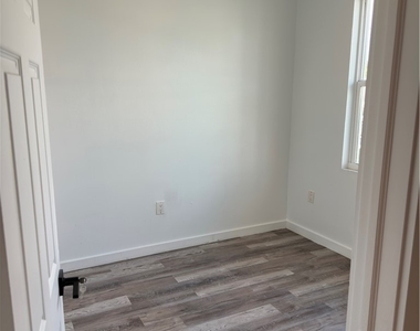 1530 Gilbert Ave S - Photo Thumbnail 2