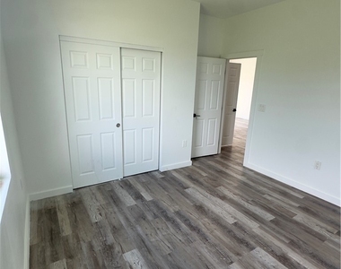 1530 Gilbert Ave S - Photo Thumbnail 7