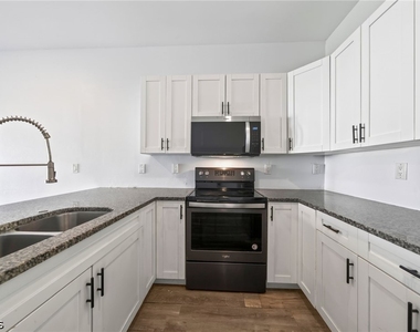 1530 Gilbert Ave S - Photo Thumbnail 5