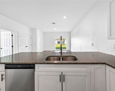 1530 Gilbert Ave S - Photo Thumbnail 6