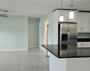 1626 Grace Avenue - Photo Thumbnail 6