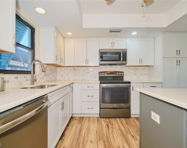 1914 Se 40th Terrace - Photo Thumbnail 10