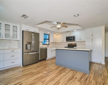 1914 Se 40th Terrace - Photo Thumbnail 8