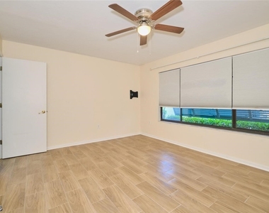 1914 Se 40th Terrace - Photo Thumbnail 21