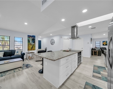 299 Rotonda Circle - Photo Thumbnail 5