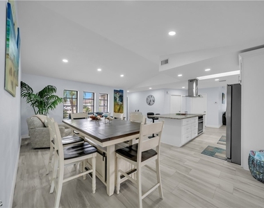299 Rotonda Circle - Photo Thumbnail 6