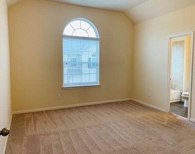 2319 Bermuda Palms Drive - Photo Thumbnail 9